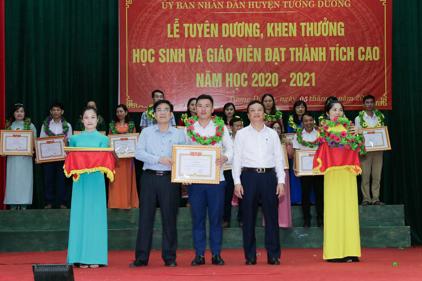 Nhiều năm liền, thầy Báu nhận được Giấy khen của huyện Tương Dương vì có thành tích xuất sắc trong dạy học