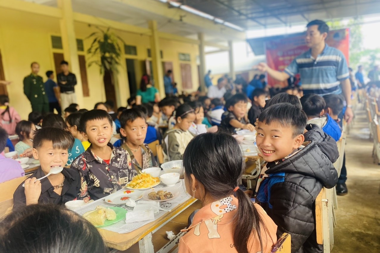 Trong tiết trời se lạnh ở miền sơn cước, những gương mặt hồng hào và nụ cười hiền của các em nhỏ như tiếp thêm động lực cho các anh chị đoàn viên, thanh niên để tổ chức thêm nhiều hoạt động ý nghĩa hơn nữa.