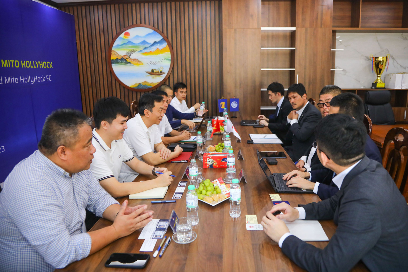 Buổi làm việc giữa đại diện của CLB SLNA và CLB Mito HollyHock (Nhật Bản). Buổi làm việc giữa đại diện của CLB SLNA và CLB Mito HollyHock (Nhật Bản).