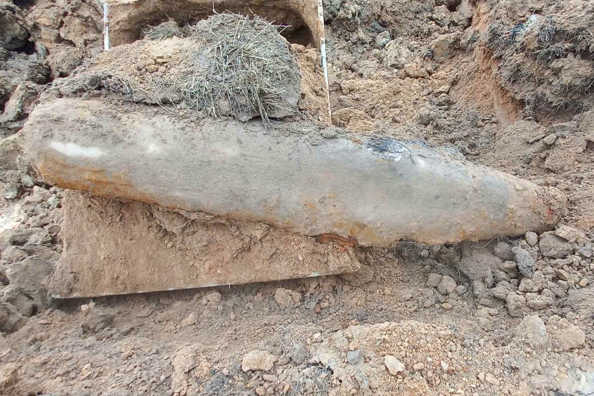 Quả bom nặng 340kg và còn nguyên kíp nổ.