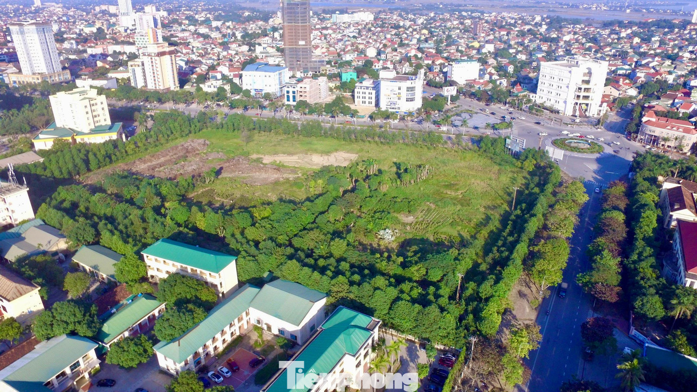 Khu đất “vàng” rộng 3,77 ha, nằm tọa lạc trên hai mặt đường lớn là Lê Hồng Phong và đại lộ Lênin, TP Vinh, Nghệ An bị bỏ hoang, cỏ dại mọc um tùm suốt nhiều năm qua. Khu đất “vàng” rộng 3,77 ha, nằm tọa lạc trên hai mặt đường lớn là Lê Hồng Phong và đại lộ Lênin, TP Vinh, Nghệ An bị bỏ hoang, cỏ dại mọc um tùm suốt nhiều năm qua.