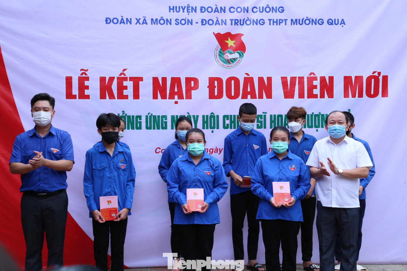 Dự lễ kết nạp cho 31 đoàn viên ưu tú thuộc đội hình tình nguyện “Hoa Phượng Đỏ” tại Di tích lịch sử cách mạng nhà Cụ Vi Văn Khang (bản Thái Hòa, xã Môn Sơn, huyện Con Cuông). (Ảnh: Thu Hiền)