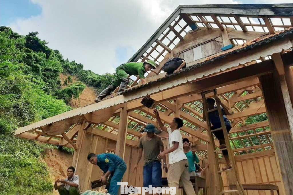 Thống kê của UBND huyện Kỳ Sơn, đợt mưa lũ những ngày qua khiến khoảng 160 nhà dân, cơ quan, trụ sở ngập nước; 8 ngôi nhà đổ sập hoàn toàn; 17 ngôi nhà hư hỏng nặng; 49 ngôi nhà bị thiệt hại một phần; 34 ngôi nhà có nguy cơ sạt lở cao phải di dời khẩn cấp. Ngoài ra hàng trăm ha hoa màu, ao cá đã bị nước lũ cuốn trôi. Ước tính thiệt hại hơn 70 tỷ đồng.