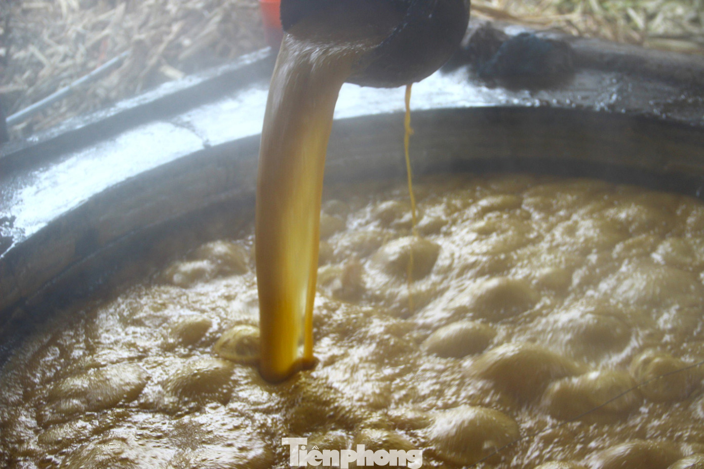 "Công đoạn keo mật là công phu, mất thời gian và phức tạp nhất. Người nấu phải đảo liên tục, đều tay, khi nước mía chuyển qua sền sệt, có màu nâu vàng, công việc nấu mật mới hoàn tất", ông Đức chia sẻ.