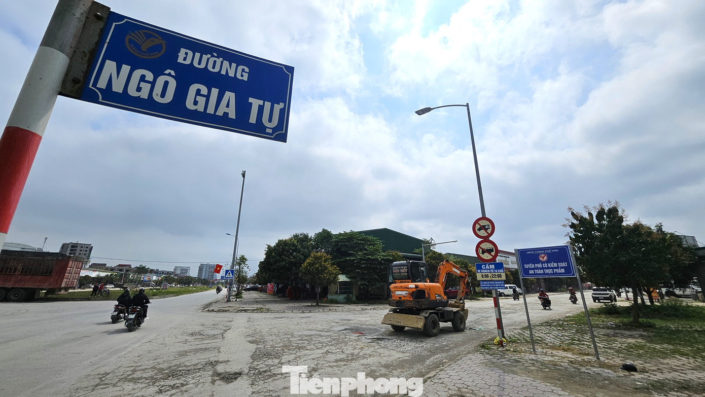 Đường Ngô Gia Tự (phường Quán Bàu, TP Vinh, Nghệ An) dù chỉ dài khoảng 1km nhưng nhiều điểm hư hỏng, mặt đường bong tróc, chi chít ổ gà, nhất là đoạn ngã tư giao với đường 72m.