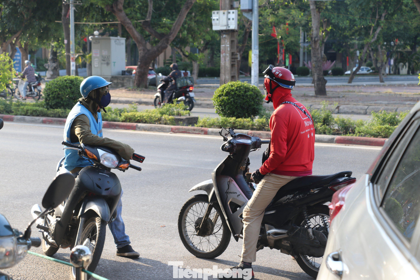 Trước tình hình dịch COVID-19 tái bùng phát và diễn biến phức tạp, UBND tỉnh Nghệ An đã quyết định giãn cách xã hội theo Chỉ thị 16 đối với 14 huyện, thị; 5 huyện miền núi giãn cách theo Chỉ thị 15 để phòng, chống dịch, người dân không ra ngoài khi “không cần thiết”.