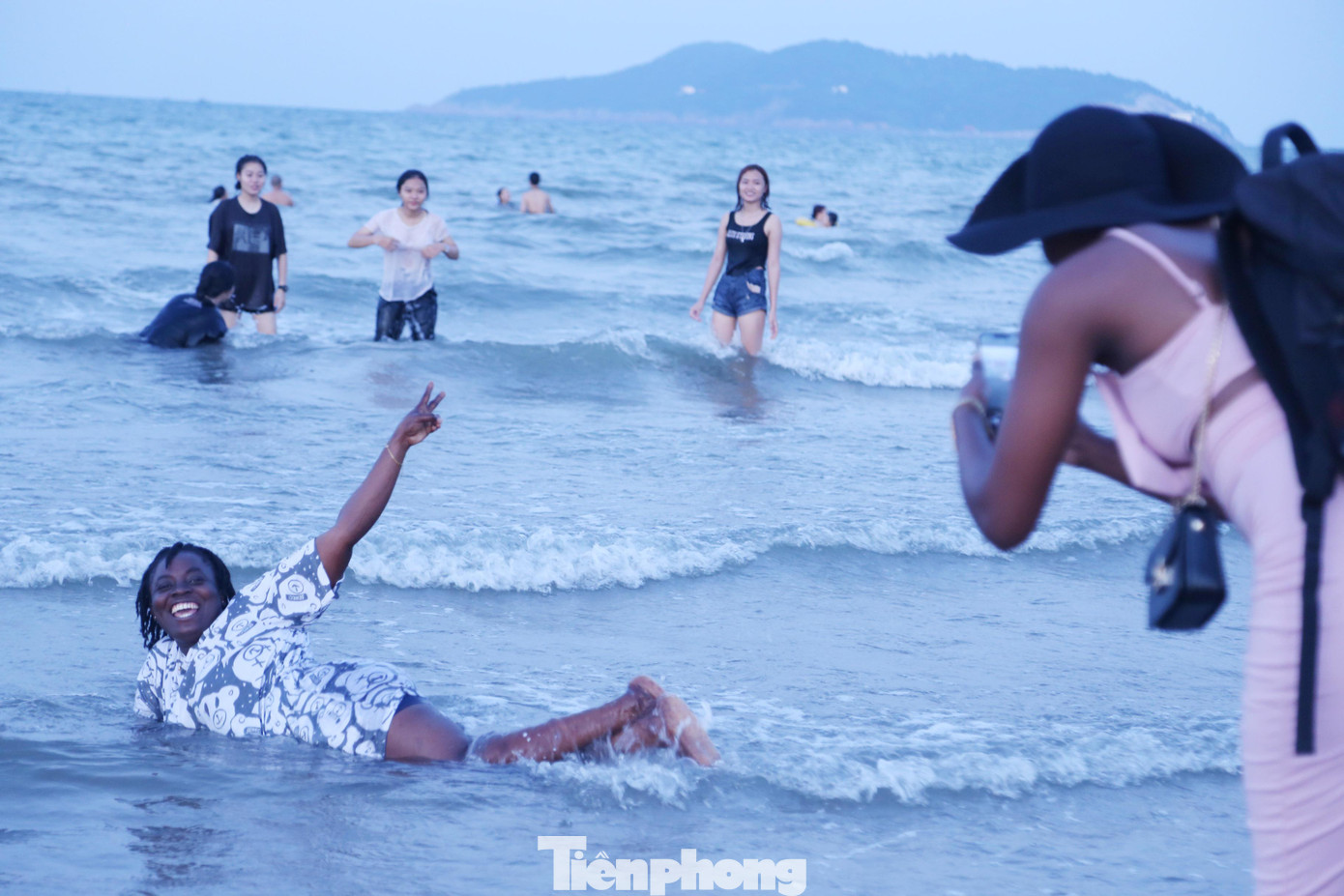 Du khách nước ngoài thích thú lưu giữ kỷ niệm tại bãi biển Cửa Lò