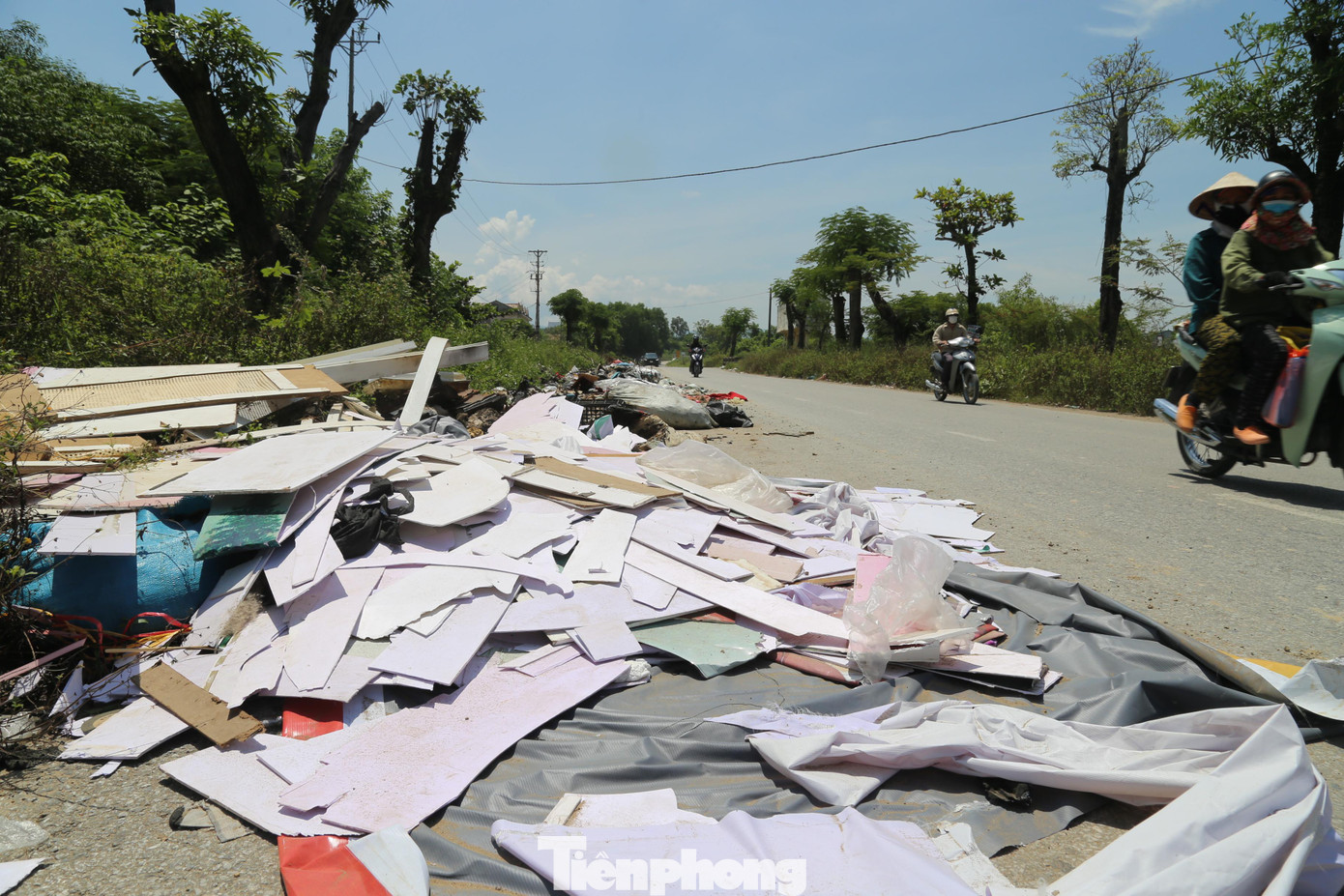 Đường ven sông Vinh được xem là tuyến đường sinh thái của thành phố Vinh (Nghệ An), được đầu tư xây dựng khá khang trang. Nhưng hiện tại nơi đây giống một chỗ tập kết rác thải, gây mất mỹ quan đô thị.