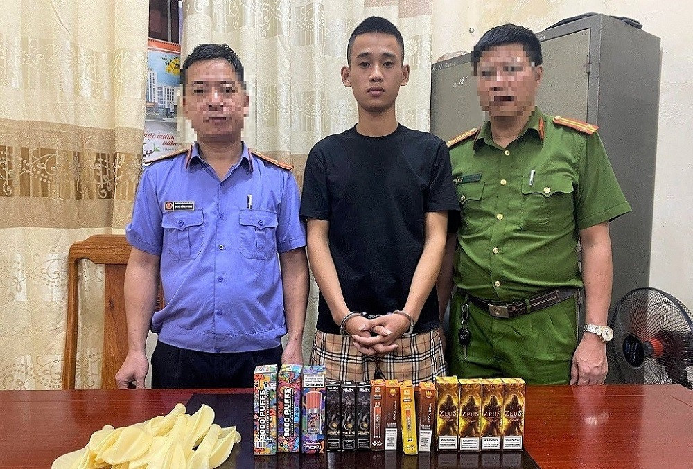 Đối tượng Cao Văn Thịnh cùng tang vật.