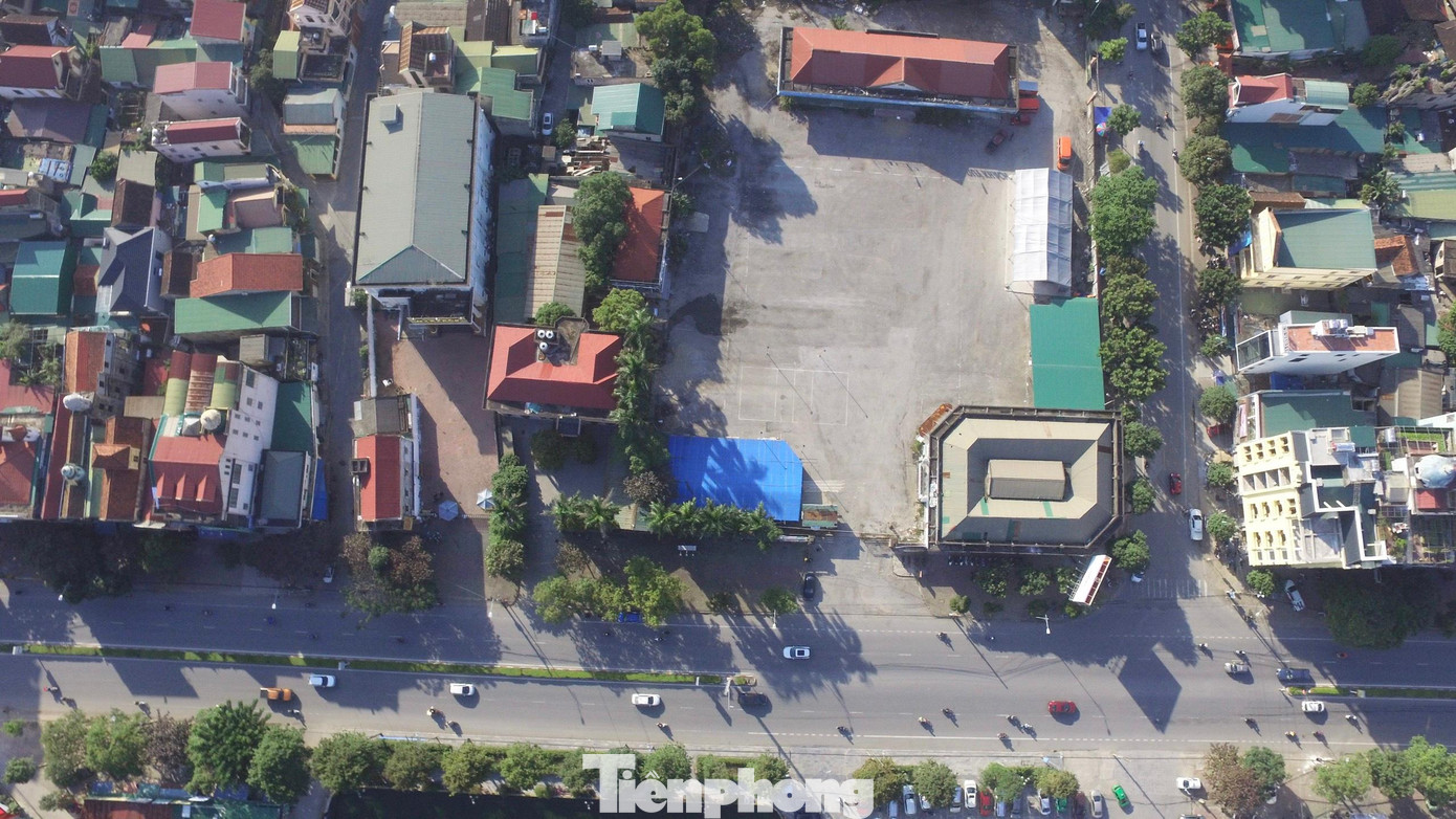 Tại phường Lê Lợi, khu đất rộng 9.667,8 m2 từ tháng 10/1992 được giao cho Công ty Cổ phần Bến xe Nghệ An (cổ phần hóa từ doanh nghiệp Nhà nước) để thực hiện dự án Bến xe Trung tâm TP Vinh. Gần đây, do tốc độ đô thị hóa, bến xe nằm trong nội thành không còn phù hợp nên UBND tỉnh Nghệ An đã có chủ trương di dời, cho doanh nghiệp thuê đất tại xã Nghi Kim để làm bến xe mới. Tại phường Lê Lợi, khu đất rộng 9.667,8 m2 từ tháng 10/1992 được giao cho Công ty Cổ phần Bến xe Nghệ An (cổ phần hóa từ doanh nghiệp Nhà nước) để thực hiện dự án Bến xe Trung tâm TP Vinh. Gần đây, do tốc độ đô thị hóa, bến xe nằm trong nội thành không còn phù hợp nên UBND tỉnh Nghệ An đã có chủ trương di dời, cho doanh nghiệp thuê đất tại xã Nghi Kim để làm bến xe mới.