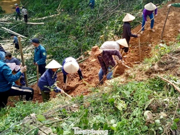 Do tuyến đường này nằm ở vị trí khá cao, khe suối chia cắt nên chủ yếu phải dùng sức người.