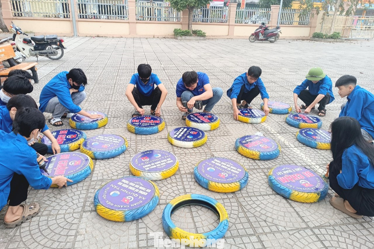 Với sự sáng tạo và đôi bàn tay khéo léo của đoàn viên thanh niên huyện Quỳnh Lưu, những lốp xe cũ đã có “hành trình thứ hai” trở thành biển báo tuyên truyền giao thông, vừa hữu ích, vừa tiết kiệm và bảo vệ môi trường.