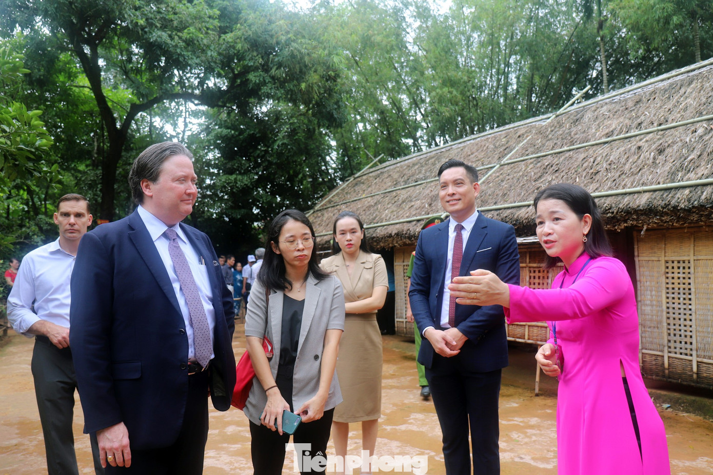 Thuyết minh viên tự tin kể chuyện Bác Hồ cho khách quốc tế. Thuyết minh viên tự tin kể chuyện Bác Hồ cho khách quốc tế.