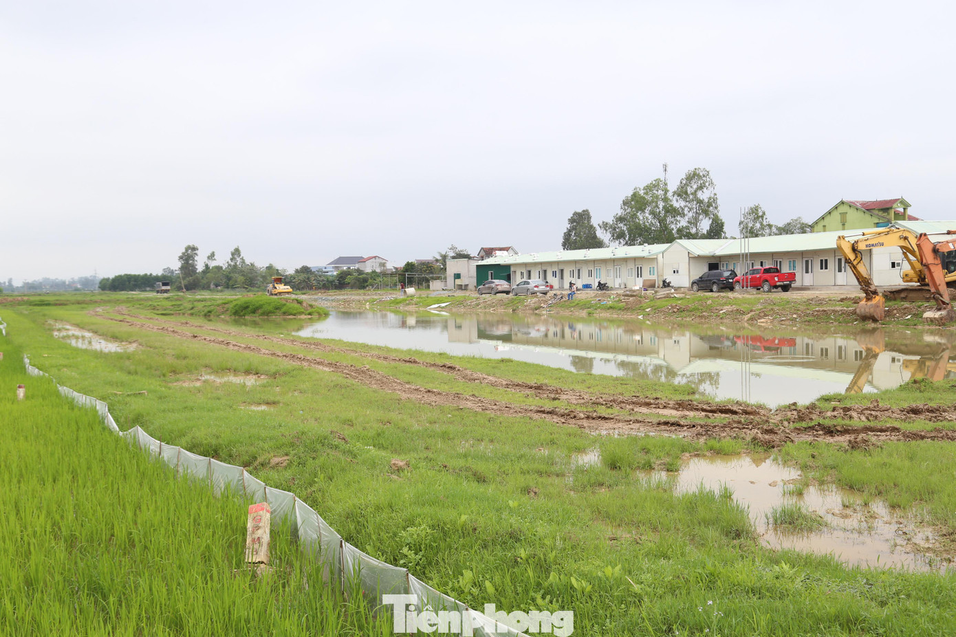 Tại khu vực thi công có biển của Công ty Cổ phần LICOGI 16 thuộc xóm Phúc Điền 1, xã Hưng Tây, đơn vị chỉ mới dựng lều lán để công nhân ở, sinh hoạt. Nhiều diện tích đất chưa bóc phong hóa.