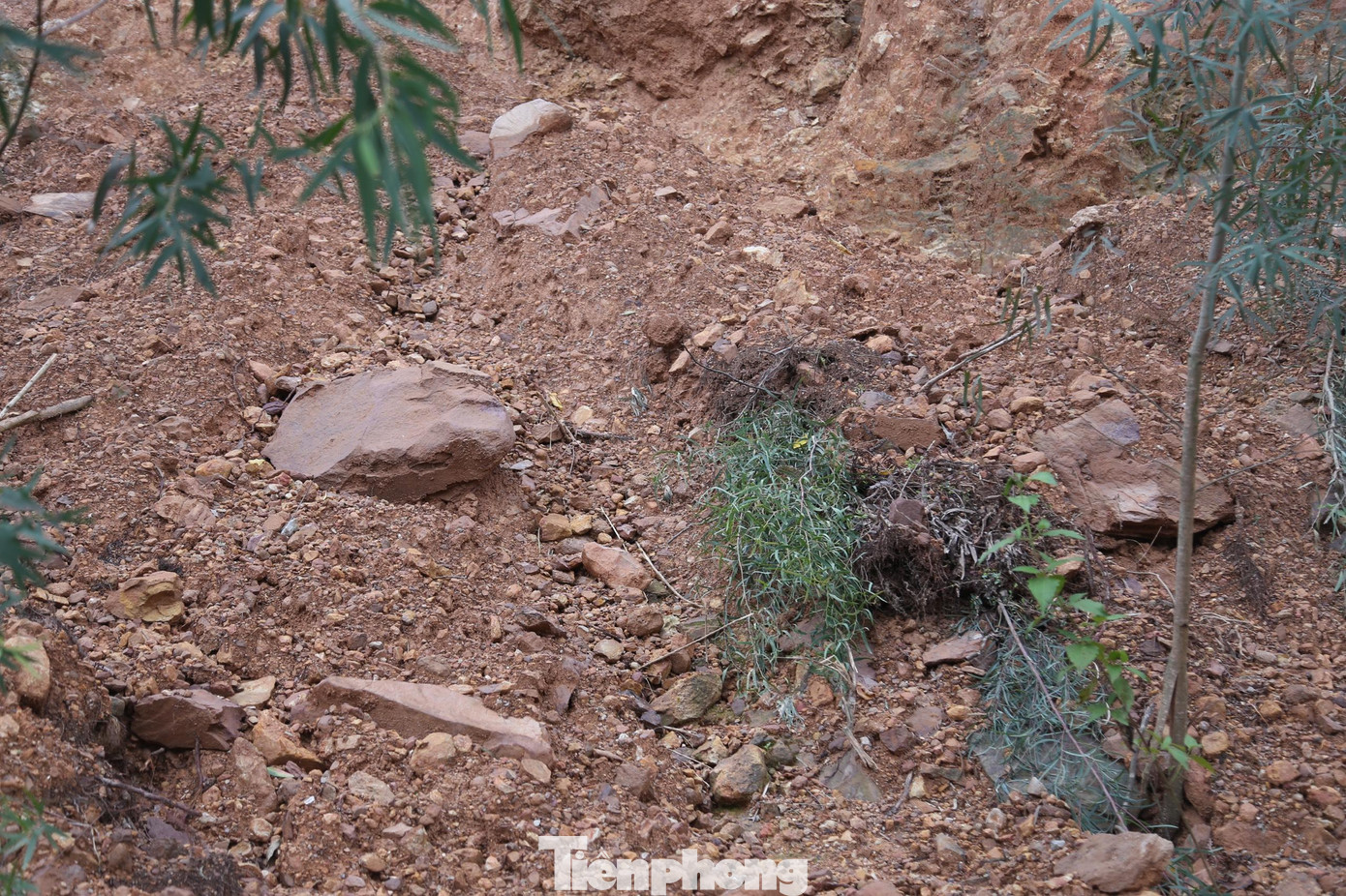 Từng lớp đất đá vẫn sạt xuống mỗi ngày khiến bà con thấp thỏm, lo sợ. Từng lớp đất đá vẫn sạt xuống mỗi ngày khiến bà con thấp thỏm, lo sợ.