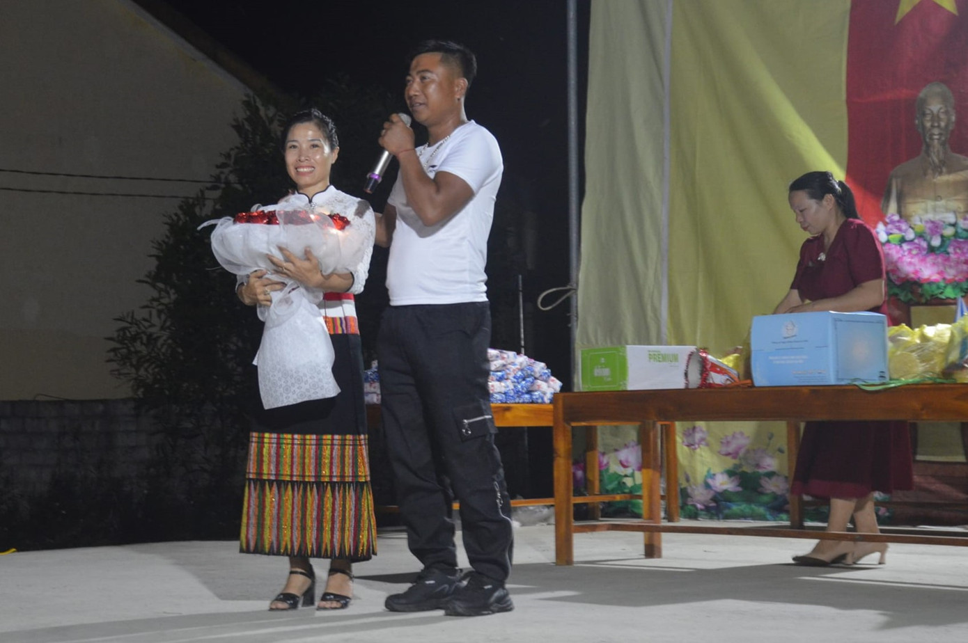 Người chồng đi làm ăn xa trở về với bó hoa tươi thắm tặng vợ