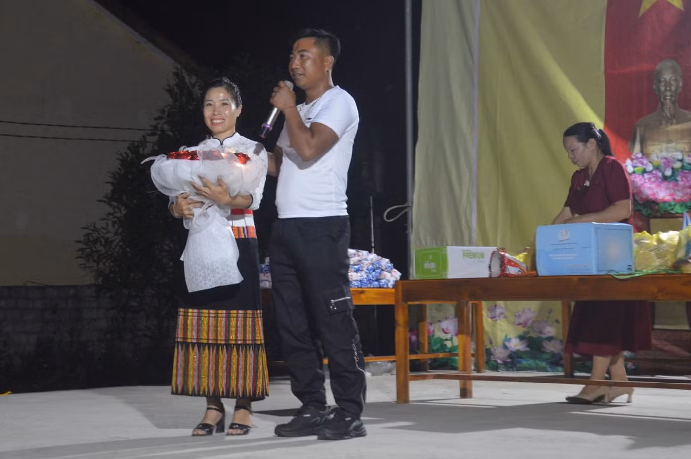 Người chồng đi làm ăn xa trở về với bó hoa tươi thắm tặng vợ Người chồng đi làm ăn xa trở về với bó hoa tươi thắm tặng vợ