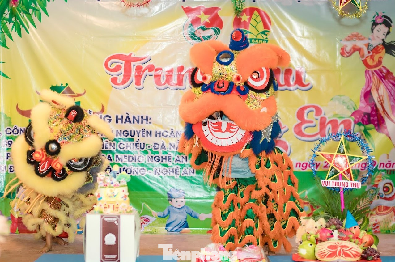 Các em nhỏ thích thú với màn múa lân.