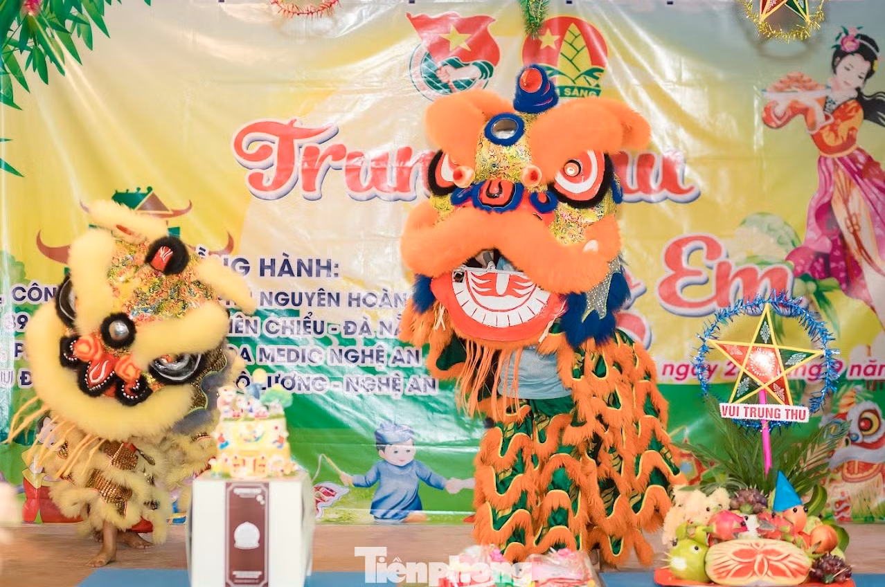 Các em nhỏ thích thú với màn múa lân.