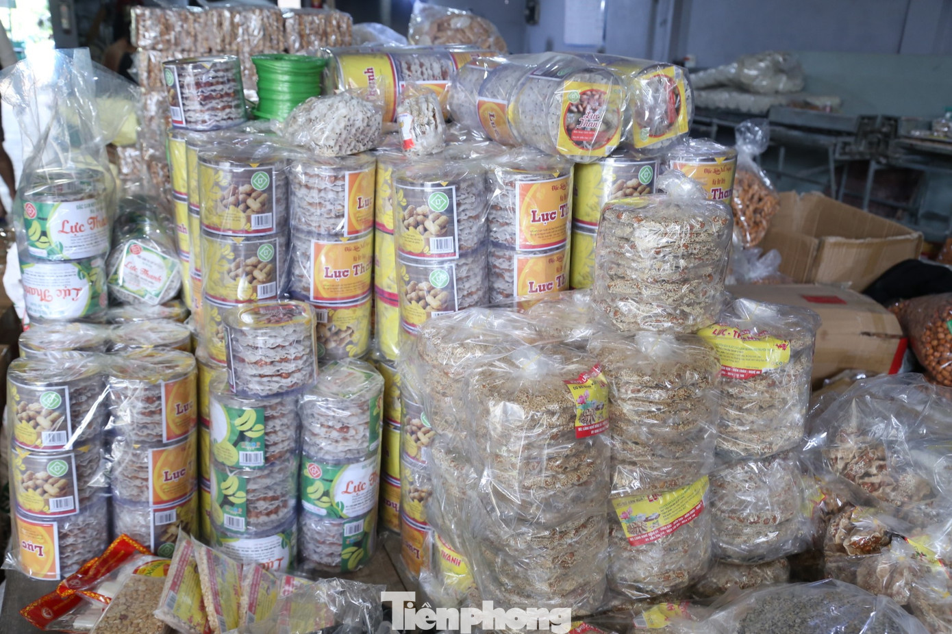 “Làng nghề bánh kẹo ở Diễn Vạn hiện có hơn 100 hộ với 500 lao động địa phương. Trong năm 2022, nhiều hộ đạt lợi nhuận từ 300 - 500 triệu đồng. Thời gian tới, xã sẽ tăng cường công tác giới thiệu, quảng bá các sản phẩm làng nghề; tiếp tục hướng dẫn cho bà con sản xuất đảm bảo vệ sinh an toàn thực phẩm, chất lượng; đồng thời đăng ký, xây dựng sản phẩm OCOP, để bánh, kẹo của bà con có thương hiệu”, ông Long cho hay.