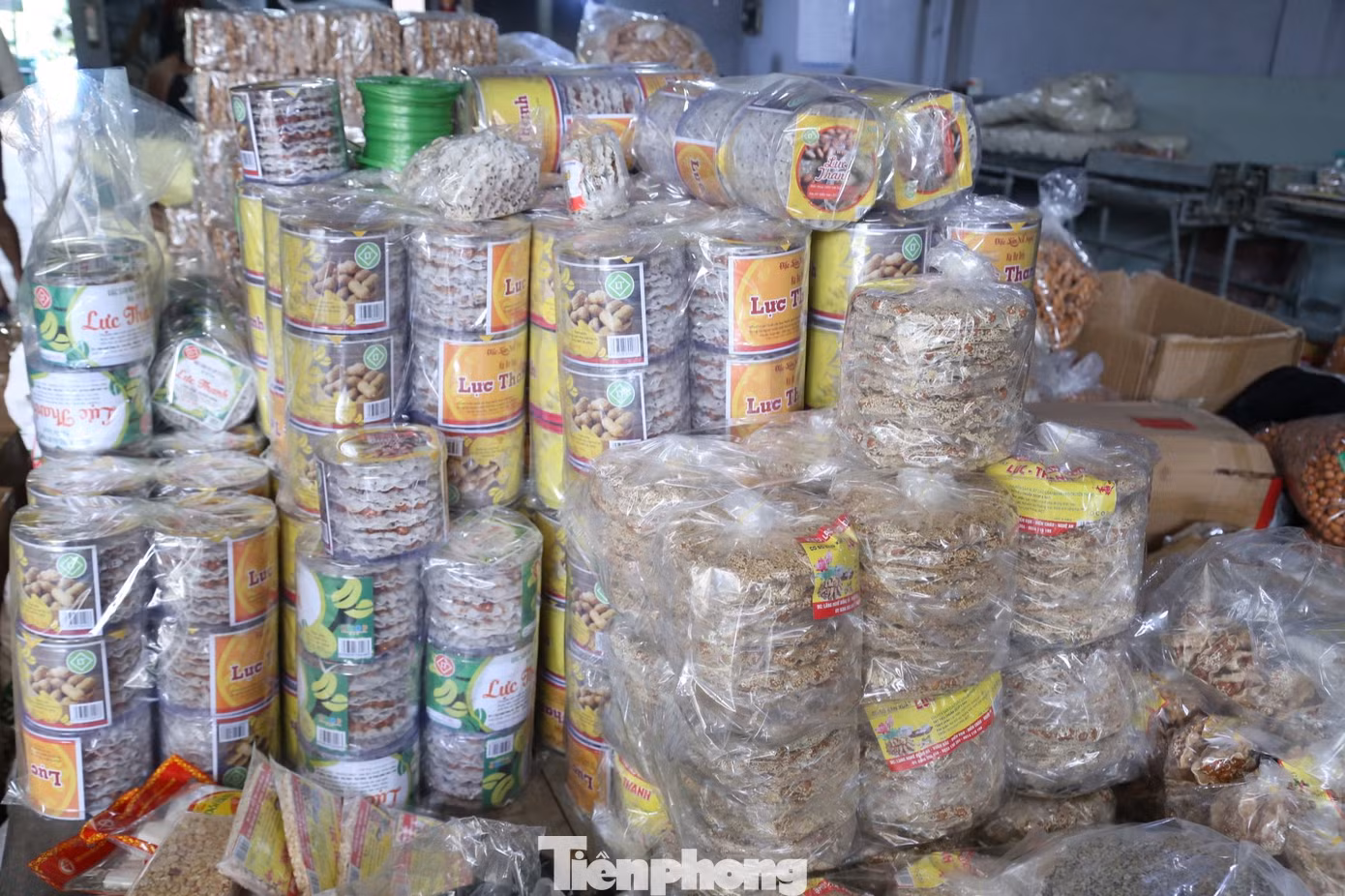 “Làng nghề bánh kẹo ở Diễn Vạn hiện có hơn 100 hộ với 500 lao động địa phương. Trong năm 2022, nhiều hộ đạt lợi nhuận từ 300 - 500 triệu đồng. Thời gian tới, xã sẽ tăng cường công tác giới thiệu, quảng bá các sản phẩm làng nghề; tiếp tục hướng dẫn cho bà con sản xuất đảm bảo vệ sinh an toàn thực phẩm, chất lượng; đồng thời đăng ký, xây dựng sản phẩm OCOP, để bánh, kẹo của bà con có thương hiệu”, ông Long cho hay.