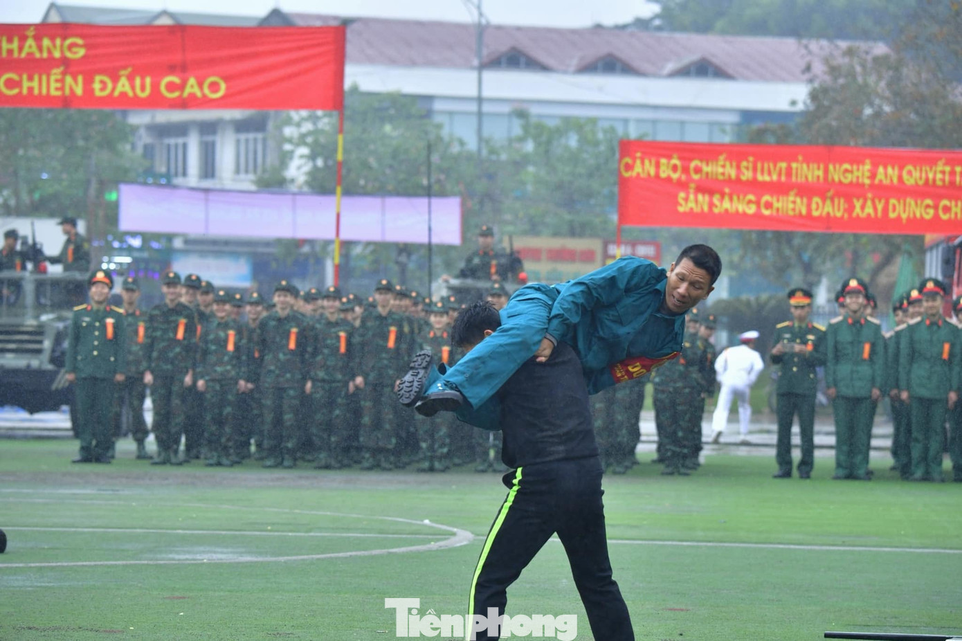 Cán bộ, chiến sĩ phô diễn sức mạnh, các bài võ thuật trấn áp tội phạm thông qua những tình huống giả định.