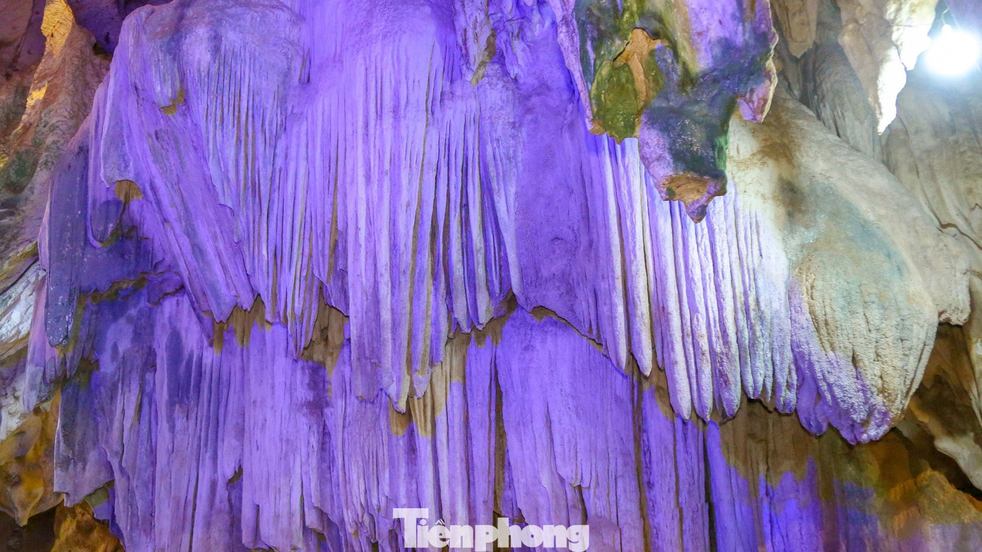 Những lớp thạch nhũ với nhiều hình thù phong phú, đa dạng, hết sức kỳ thú.