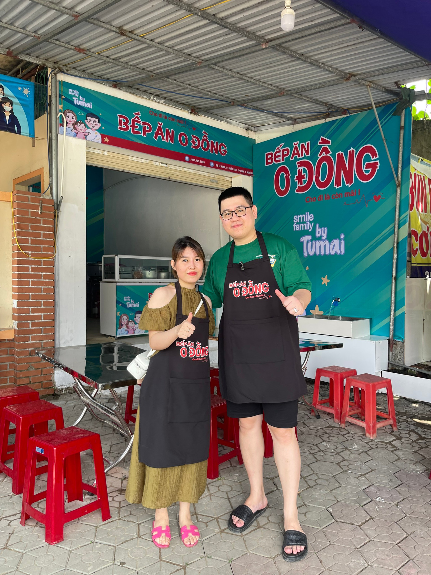 Vợ chồng TikTokerTú Mai bỏ ra khoảng 100 triệu đồng để mở bếp ăn 0 đồng cho bà con nghèo. Ảnh: Phương Nhung