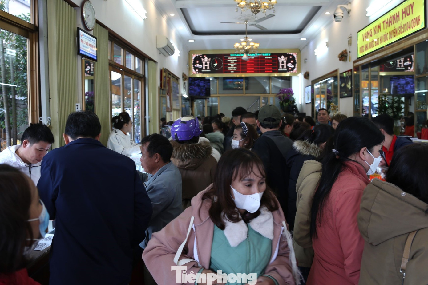 Từ sáng sớm, các tiệm vàng trên đường Cao Thắng, TP Vinh (Nghệ An) đã chật kín người. Lượng người vào mua vàng ước tính tăng gấp 10 lần so với ngày thường, các lối đi trong tiệm đều đông đúc, nhộn nhịp. Từ sáng sớm, các tiệm vàng trên đường Cao Thắng, TP Vinh (Nghệ An) đã chật kín người. Lượng người vào mua vàng ước tính tăng gấp 10 lần so với ngày thường, các lối đi trong tiệm đều đông đúc, nhộn nhịp.