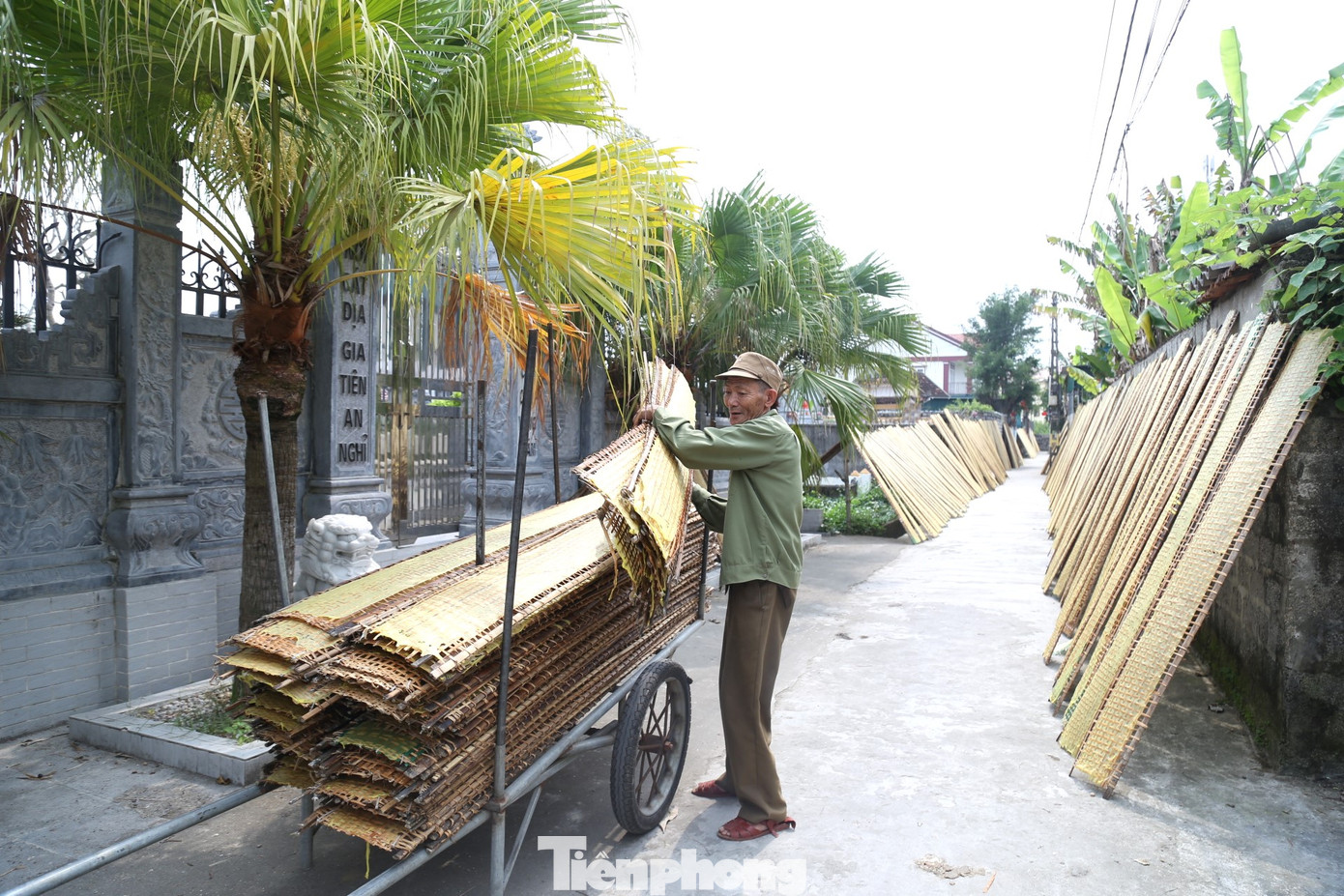 Để những chiếc phên bánh đa nem được khô đều thì cứ khoảng 1 tiếng là đảo phên. Những ngày nắng hanh, chỉ cần phơi 2 giờ là có thể thu phên.