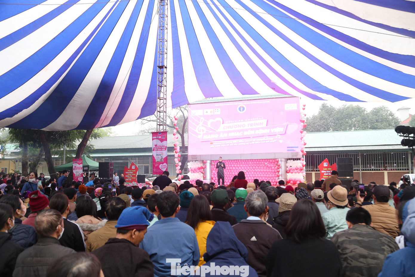 Chương trình không chỉ là món quà tinh thần gửi tới các bệnh nhân mà còn là lời tri ân chân thành nhất dành cho đội ngũ y bác sĩ – những người đã và đang ngày đêm cống hiến vì sức khỏe cộng đồng.