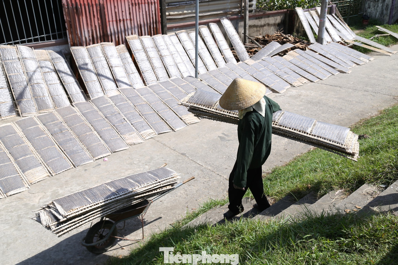 Trung bình, bánh đa sẽ được mang ra phơi trong khoảng 2 giờ đồng hồ, tùy thuộc vào điều kiện thời tiết nắng, gió. Đặc biệt, nhiệt độ càng nắng nóng thì bánh đa sẽ càng nhanh khô và sẽ thơm ngon hơn. Trong quá trình phơi nắng, người phơi bánh phải canh bánh thường xuyên, căn giờ thu cất hợp lý, không để bánh phơi quá lâu sẽ cứng, cong, khó xếp, khó nướng.