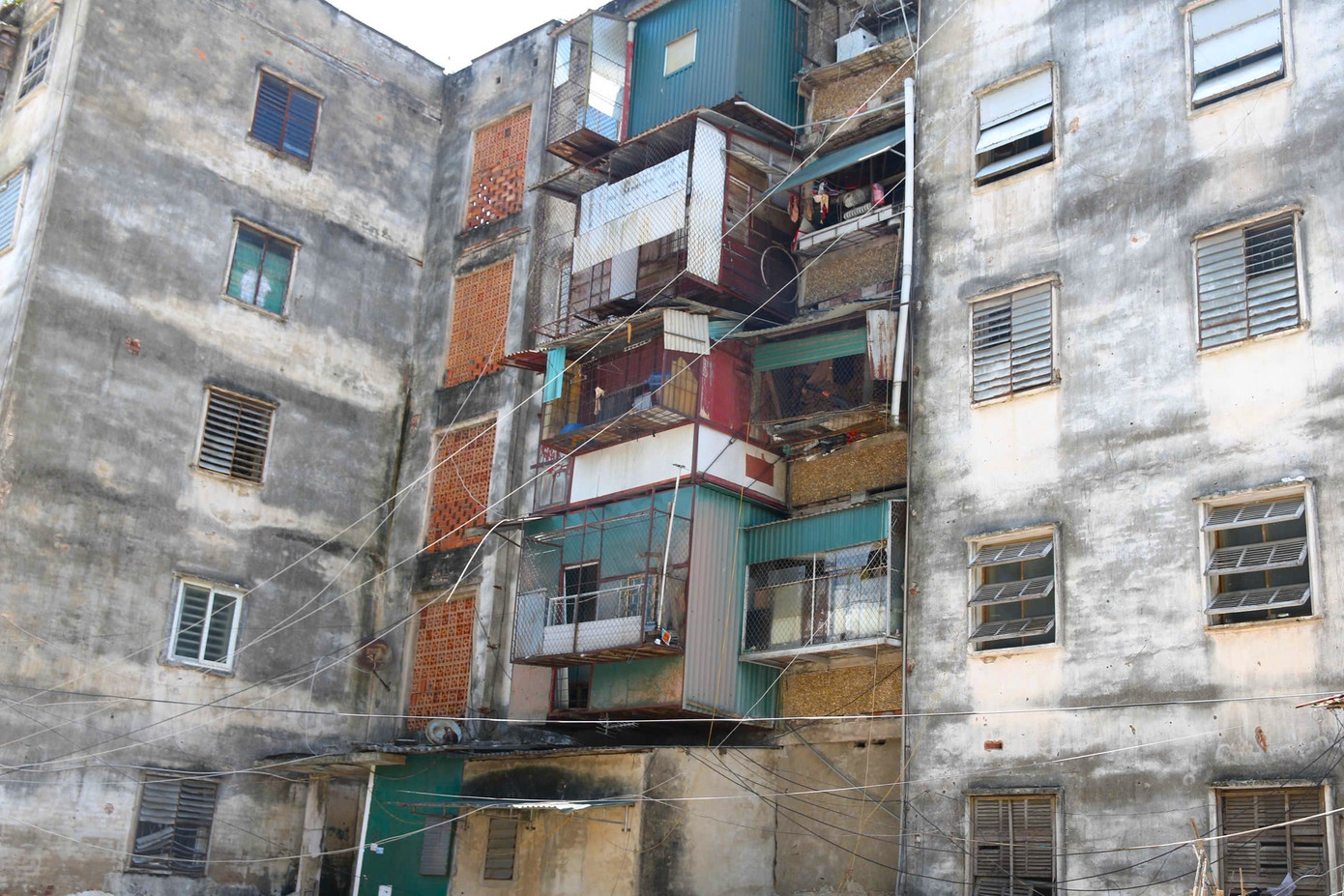 Những chiếc “chuồng cọp” sẽ giúp các gia đình tăng thêm diện tích sử dụng. Tuy nhiên, khi không may xảy ra sự cố, cháy nổ, chính những chiếc “chuồng cọp” sẽ gây cản trở lực lượng chức năng tiếp cận cứu hộ cứu nạn và ngăn lối thoát nạn của các thành viên trong gia đình.