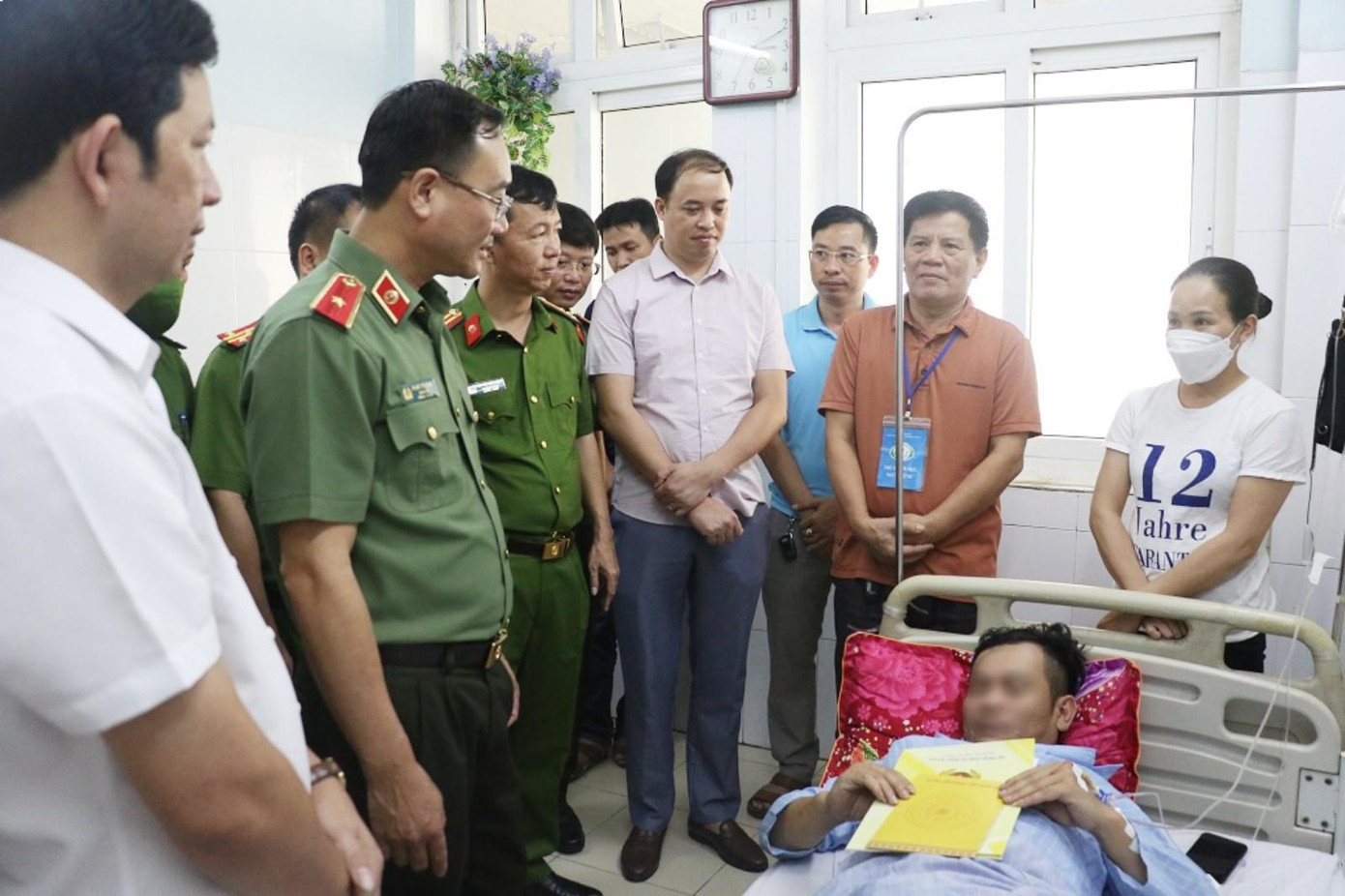 Thiếu tướng Phạm Thế Tùng, Giám đốc Công an tỉnh cùng đoàn công tác kịp thời thăm hỏi, động viên cán bộ bị thương. Thiếu tướng Phạm Thế Tùng, Giám đốc Công an tỉnh cùng đoàn công tác kịp thời thăm hỏi, động viên cán bộ bị thương.