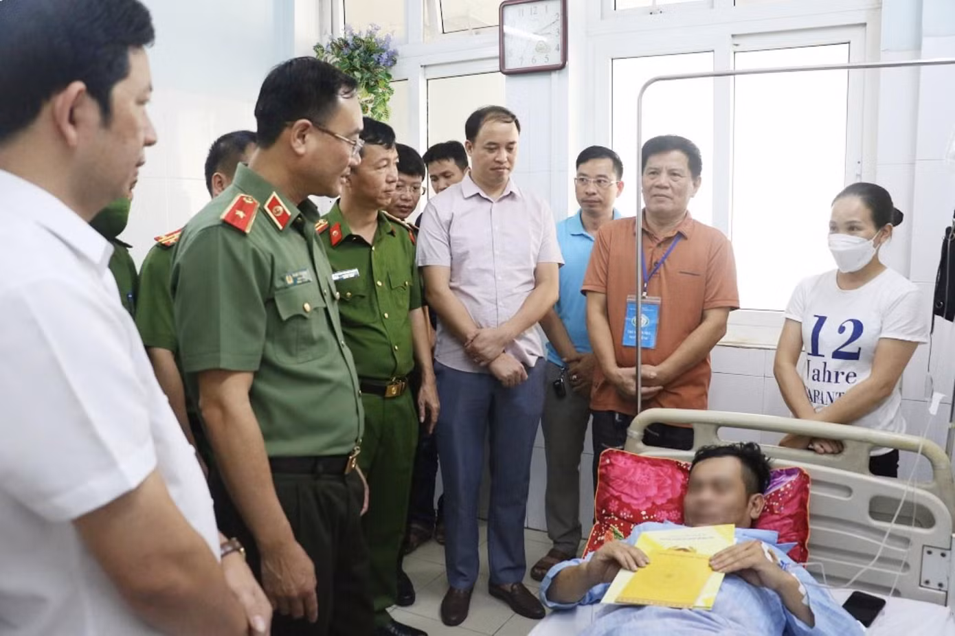 Thiếu tướng Phạm Thế Tùng, Giám đốc Công an tỉnh cùng đoàn công tác kịp thời thăm hỏi, động viên cán bộ bị thương. Thiếu tướng Phạm Thế Tùng, Giám đốc Công an tỉnh cùng đoàn công tác kịp thời thăm hỏi, động viên cán bộ bị thương.