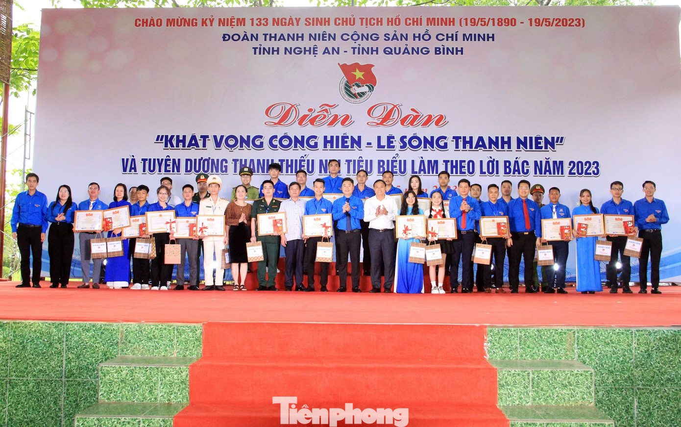 Đại diện hai tỉnh Nghệ An và Quảng Bình tuyên dương 31 thanh thiếu nhi tiêu biểu làm theo lời Bác năm 2023.