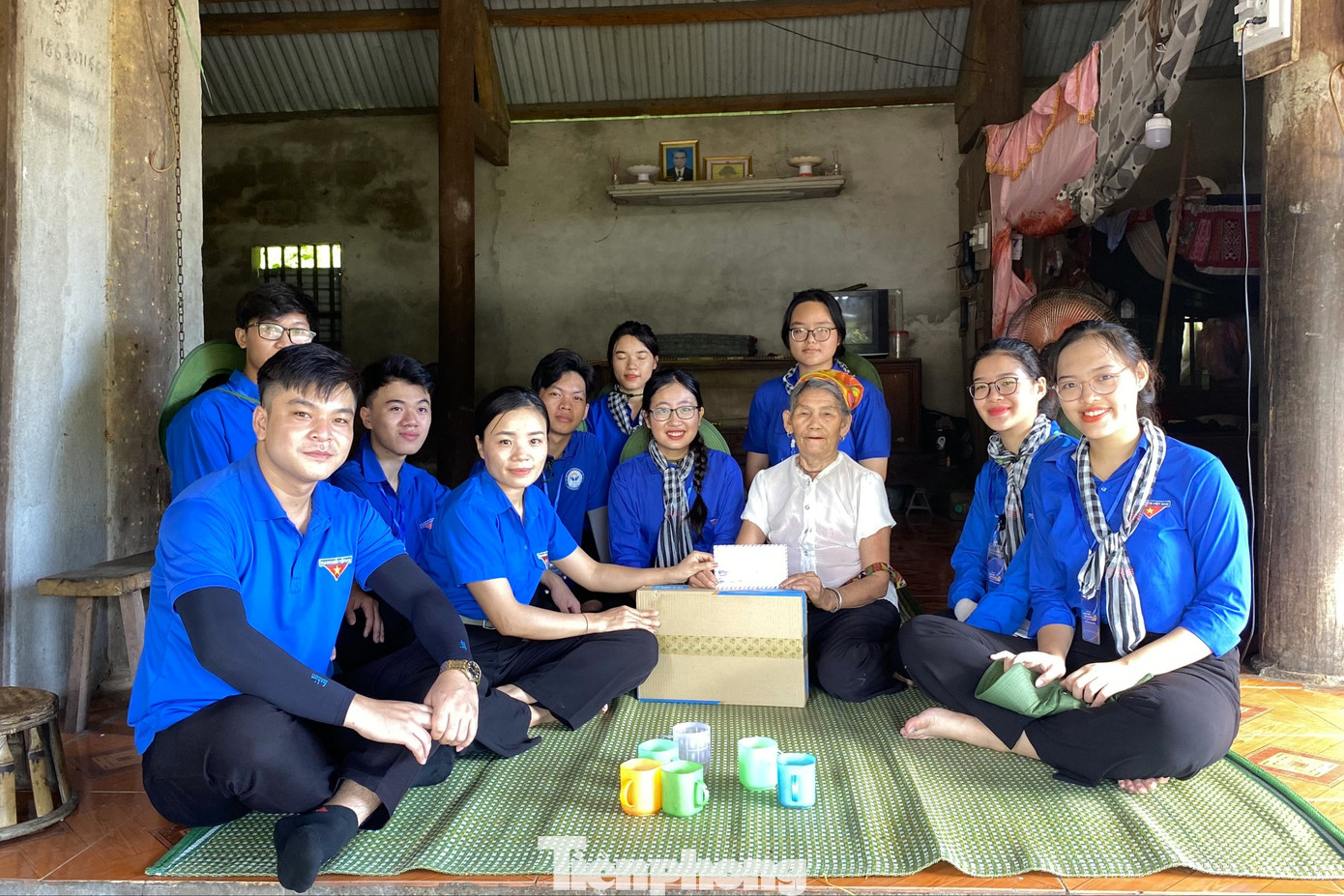 Giúp đỡ và hỗ trợ gia đình cụ Vi Thị Phong - cựu Thanh niên xung phong xã Châu Hạnh có hoàn cảnh khó khăn. Giúp đỡ và hỗ trợ gia đình cụ Vi Thị Phong - cựu Thanh niên xung phong xã Châu Hạnh có hoàn cảnh khó khăn.