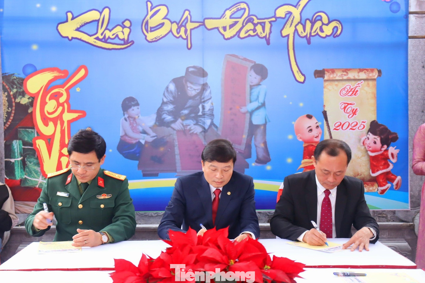 Bên cạnh những chiến công quân sự hiển hách, Hoàng đế Quang Trung rất quan tâm để gìn giữ, phát huy bản sắc văn hóa, ngôn ngữ của dân tộc, coi trọng việc học hành, thi cử, nhân tài để xây dựng đất nước. Trong ảnh, Thiếu tướng Phan Văn Sỹ - Phó Chủ nhiệm chính trị Quân khu 4, ông Lê Hồng Vinh – Phó Bí thư Tỉnh ủy, Chủ tịch UBND tỉnh Nghệ An, Đại tá Phan Đại Nghĩa - Uỷ viên Ban Thường vụ Tỉnh uỷ, Chỉ huy Trưởng Bộ CHQS tỉnh Nghệ An khai bút đầu xuân tại Đền thờ Hoàng đế Quang Trung.