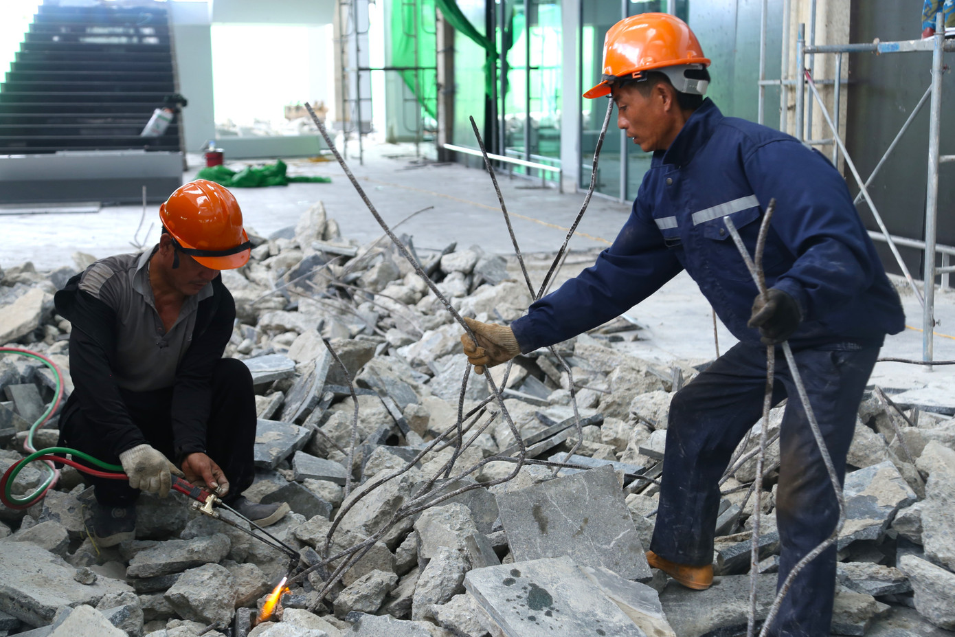 Nhà ga hành khách T1 cũng sẽ được mở rộng diện tích lên 13.200m2, nâng công suất phục vụ từ 2,75 triệu lên khoảng 3 - 3,5 triệu hành khách mỗi năm. Nhà ga hành khách T1 cũng sẽ được mở rộng diện tích lên 13.200m2, nâng công suất phục vụ từ 2,75 triệu lên khoảng 3 - 3,5 triệu hành khách mỗi năm.