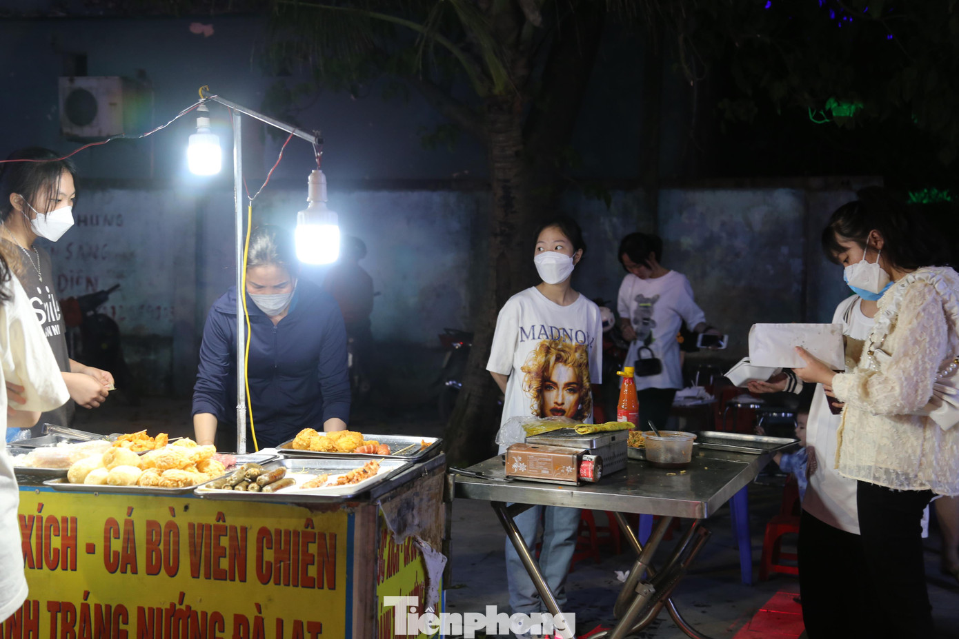 Các quán ẩm thực đường phố gồm thức ăn nhanh, nước uống,... trên tuyến phố đi bộ cũng rất đông khách.