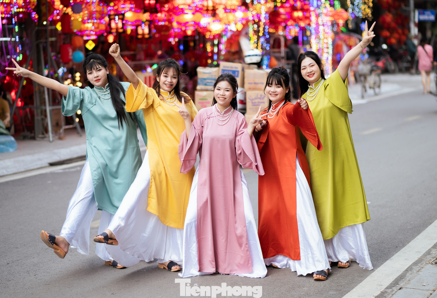 Nhóm bạn Cao Thị Trang đã di chuyển gần 20 km từ huyện Nghi Xuân (tỉnh Hà Tĩnh) tới chợ Vinh để chụp ảnh áo dài. “Cả nhóm thuê trang điểm, trang phục, thợ chụp ảnh với chi phí gần 1,5 triệu đồng/người với mong muốn lưu giữ một thời tuổi trẻ sôi nổi của mình”, bạn Trang chia sẻ.