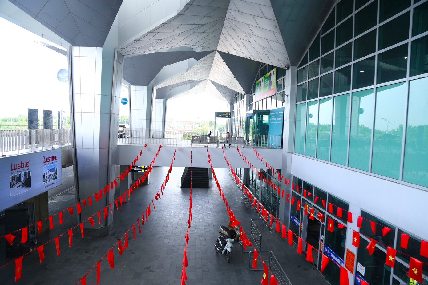 Ô thông tầng phía ngoài nhà ga cũng sẽ được lấp để tăng diện tích khai thác, tạo khu vực công cộng cho hành khách làm thủ tục. Khu vực sảnh đi (đường tầng) và sảnh đến (tầng một) sẽ được che chắn mưa nắng bằng hệ thống mái kính và vách kính ngoài nhà, giúp quá trình vận hành thuận lợi hơn. Ô thông tầng phía ngoài nhà ga cũng sẽ được lấp để tăng diện tích khai thác, tạo khu vực công cộng cho hành khách làm thủ tục. Khu vực sảnh đi (đường tầng) và sảnh đến (tầng một) sẽ được che chắn mưa nắng bằng hệ thống mái kính và vách kính ngoài nhà, giúp quá trình vận hành thuận lợi hơn.