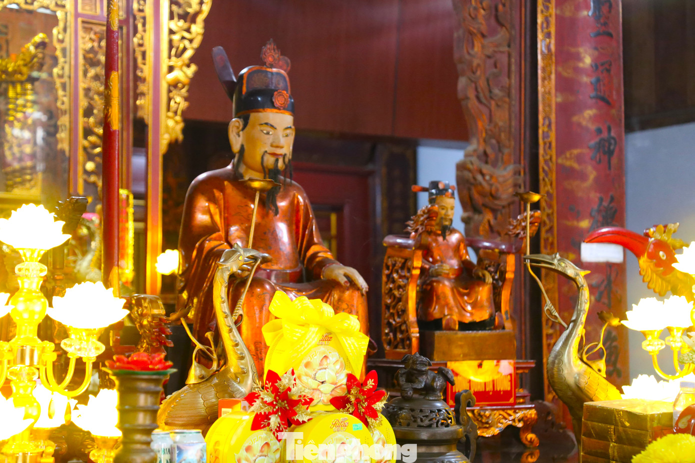 Hiện, đền Hồng Sơn còn pthờ nhiều nhân vật tiêu biểu như Chư Phật, Vua Hùng, Trần Quốc Tuấn, Tam Tòa Thánh Mẫu, quan Hoàng Mười… Hiện, đền Hồng Sơn còn pthờ nhiều nhân vật tiêu biểu như Chư Phật, Vua Hùng, Trần Quốc Tuấn, Tam Tòa Thánh Mẫu, quan Hoàng Mười…