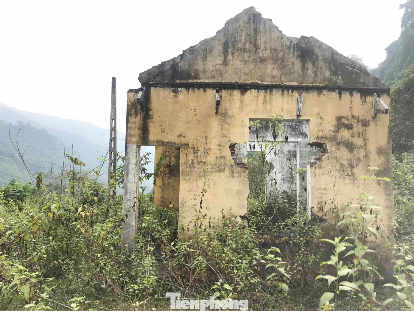 Không lâu sau đó, người dân phát hiện vết nứt dài, chạy vòng phía sau khu tái định cư. Sợ nguy hiểm đến tính mạng, người dân lần lượt bỏ khu tái định cư đi nơi khác lánh nạn. Không lâu sau đó, người dân phát hiện vết nứt dài, chạy vòng phía sau khu tái định cư. Sợ nguy hiểm đến tính mạng, người dân lần lượt bỏ khu tái định cư đi nơi khác lánh nạn.