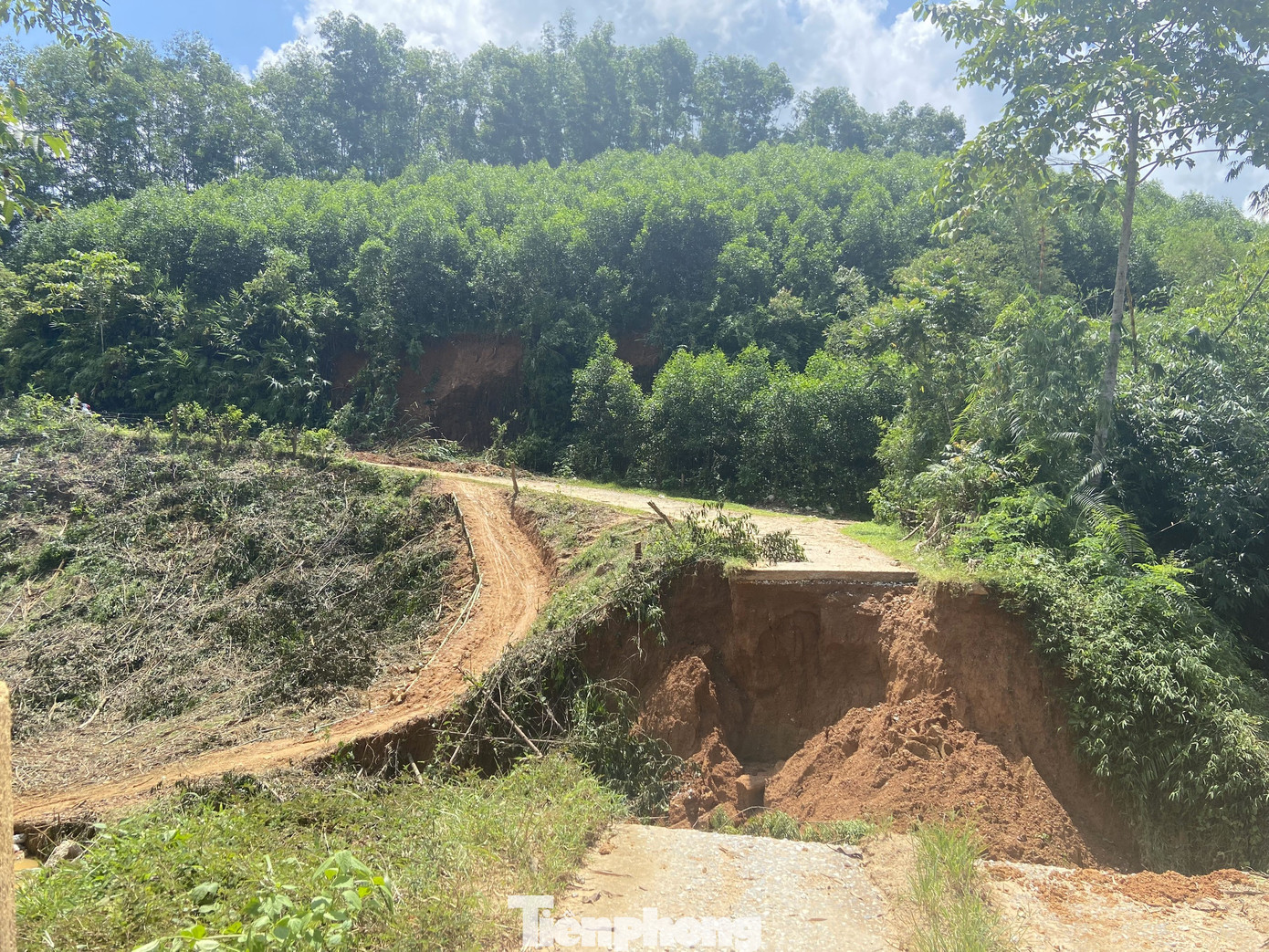 Con đường tạm bên đoạn đường &quot;đứt đôi&quot; giúp bà con thoát cảnh bị cô lập.