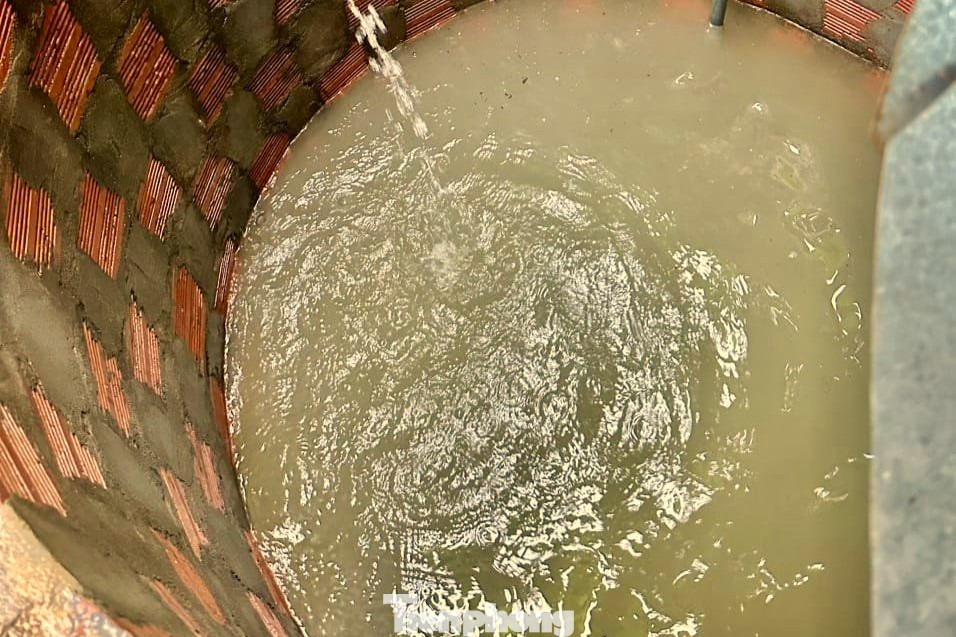 Nguồn nước sinh hoạt bị đục ngầu, không thể sử dụng sau mưa lũ. Nguồn nước sinh hoạt bị đục ngầu, không thể sử dụng sau mưa lũ.