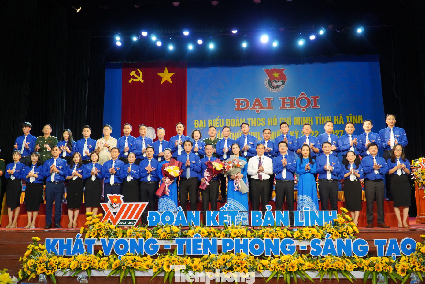 Ban Bí thư Trung ương Đoàn và lãnh đạo tỉnh Hà Tĩnh tặng hoa chúc mừng Đại hội đại biểu Đoàn TNCS Hồ Chí Minh tỉnh Hà Tĩnh lần thứ XVIII, nhiệm kỳ 2022-2027.