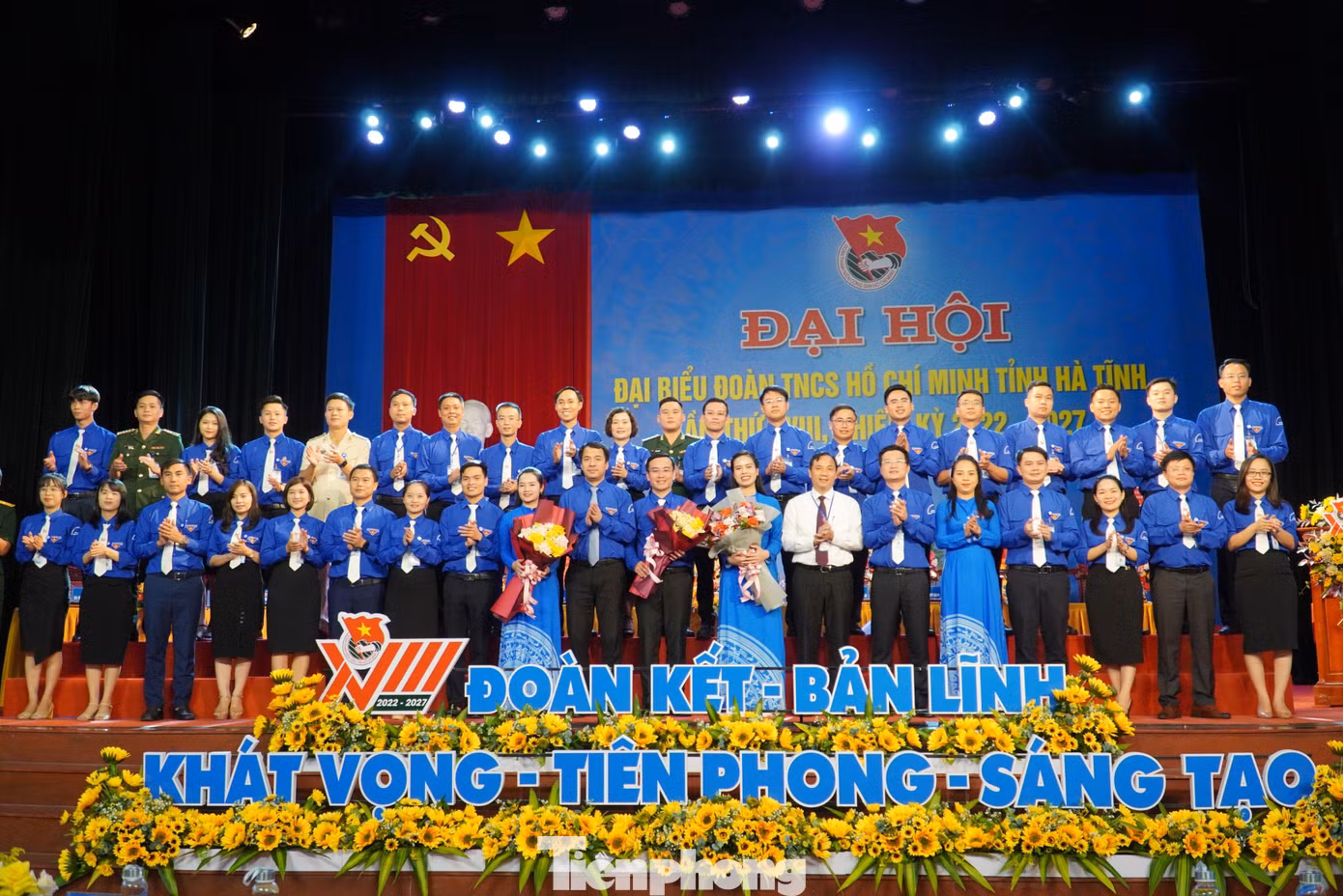 Ban Bí thư Trung ương Đoàn và lãnh đạo tỉnh Hà Tĩnh tặng hoa chúc mừng Đại hội đại biểu Đoàn TNCS Hồ Chí Minh tỉnh Hà Tĩnh lần thứ XVIII, nhiệm kỳ 2022-2027.