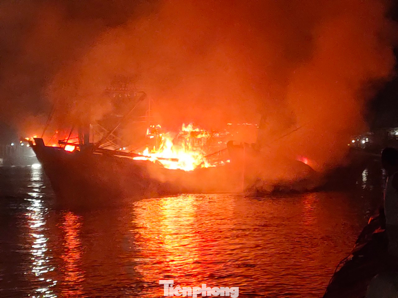 Có 5 tàu cá bị cháy, thiệt hại hàng chục tỷ đồng Có 5 tàu cá bị cháy, thiệt hại hàng chục tỷ đồng