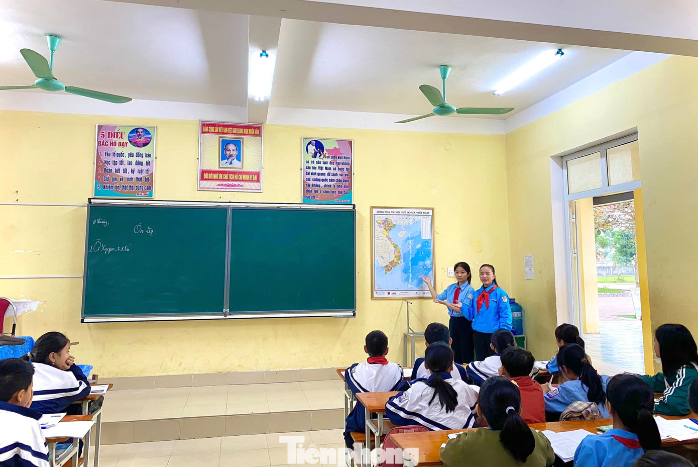Những tấm bản đồ Việt Nam được treo trong lớp học.